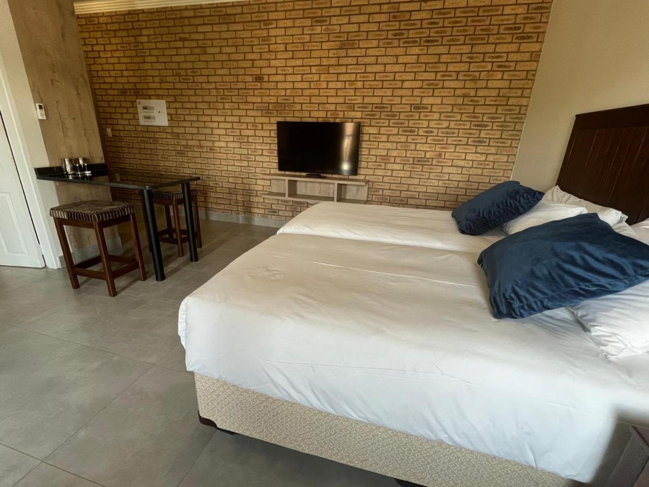 Camelot Guest House & Apartments Potchefstroom Ngoại thất bức ảnh